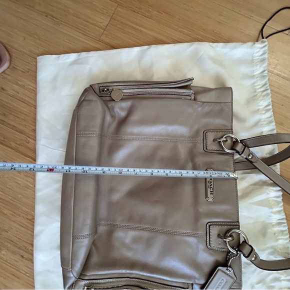 Coach champagne Gallery Leather Zipper Tote Shoulder Bag No. E1260-F19456 - Picture 2 of 9